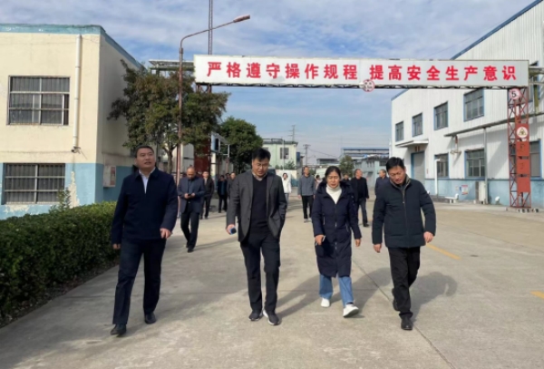 縣駐企攀登觀(guān)摩組到微山湖酒業(yè)公司現(xiàn)場(chǎng)辦公觀(guān)摩